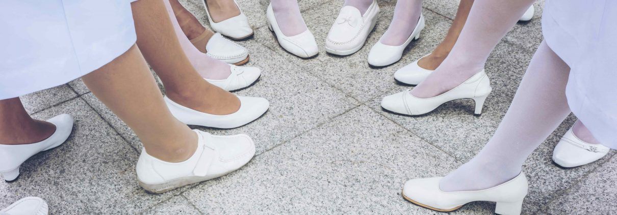Imagen de zapatos de enfermeras en un círculo