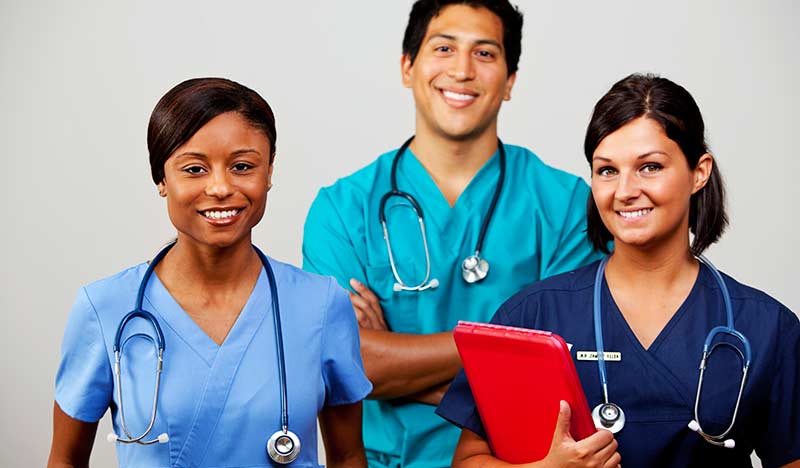 ¿Qué capacitación se requiere para un asistente médico?