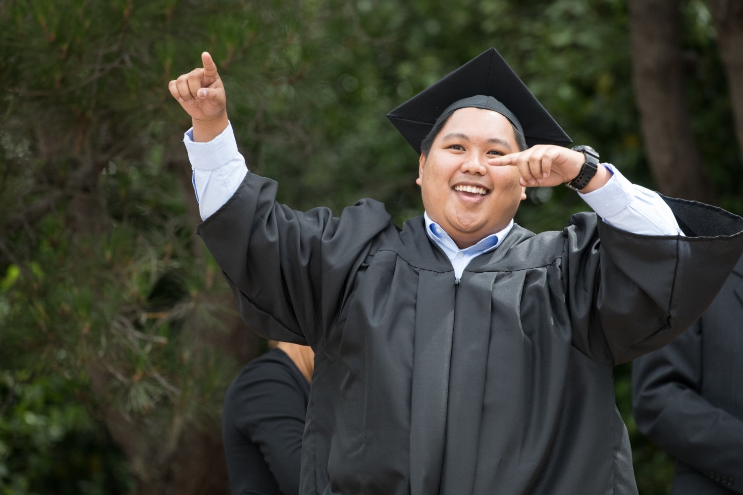 0G5A6201 Happy Graduate pointing to Friends