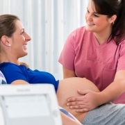 Enfermera con una paciente embarazada