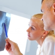 Profesionales de la salud mirando rayos X