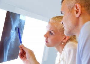 Profesionales de la salud mirando rayos X