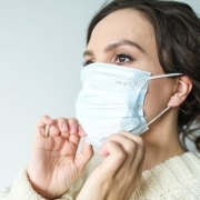 Mujer con mascarilla facial