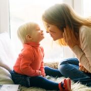 Madre con niño sonriente