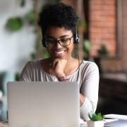 Mujer sonriente en la computadora