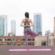 Mujer haciendo yoga en un techo