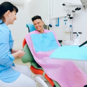 Asistente dental con un cliente masculino