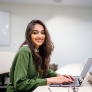 Estudiante sonriente en un aula