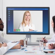 Estudiantes de medicina aprendiendo de un instructor virtual