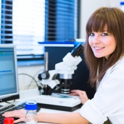 Mujer profesional con equipo de laboratorio