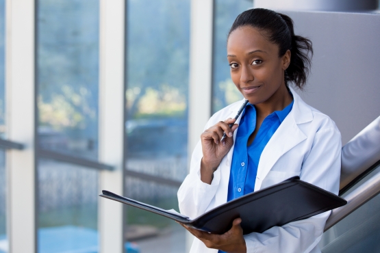 Profesional médico afroamericano con una tabla