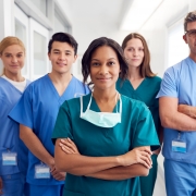 Equipo médico sonriendo en un pasillo