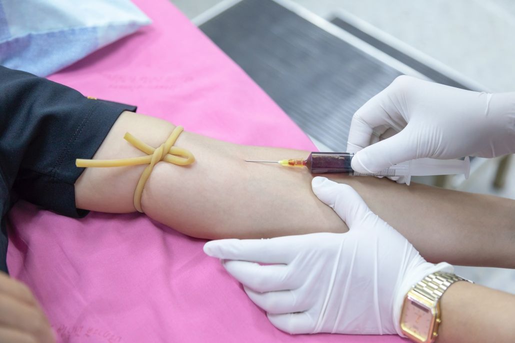 Profesional médico extrayendo sangre