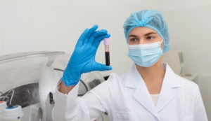 Profesional médico con muestra de sangre