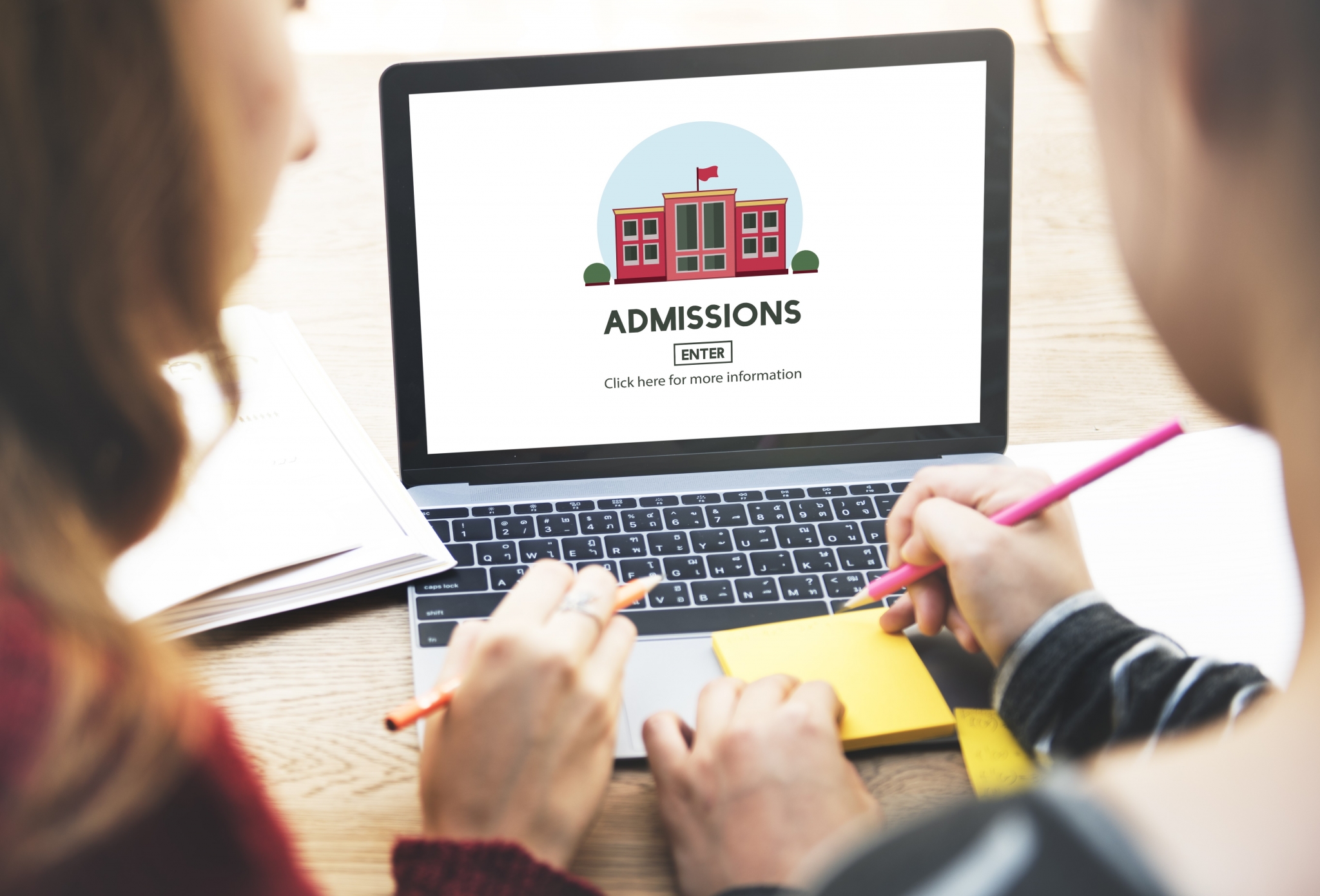 Estudiantes completando proceso de admisión