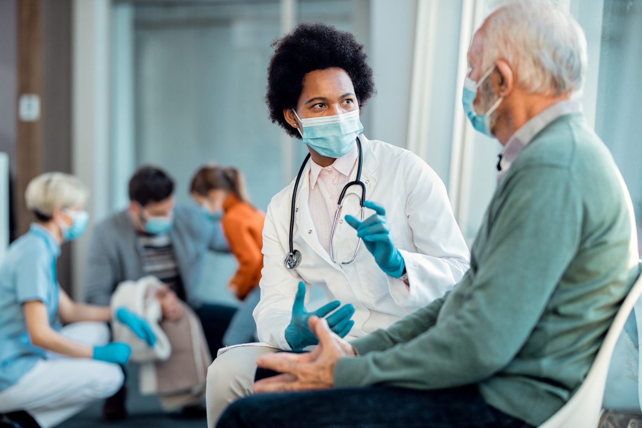 Médico afroamericano con un paciente anciano