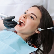 Primer plano de la limpieza de los dientes de un paciente
