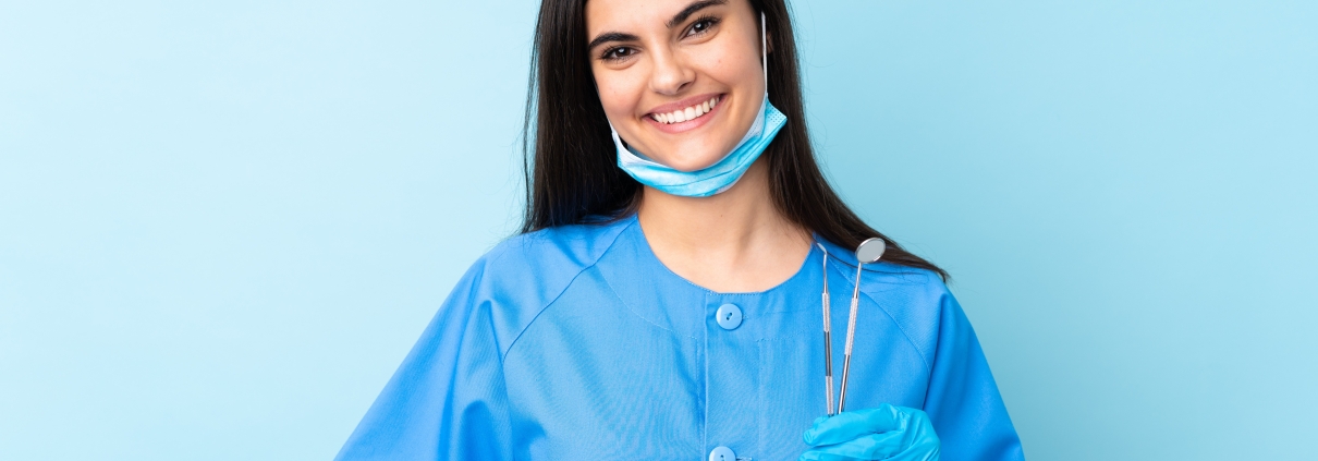 Joven profesional con herramientas dentales