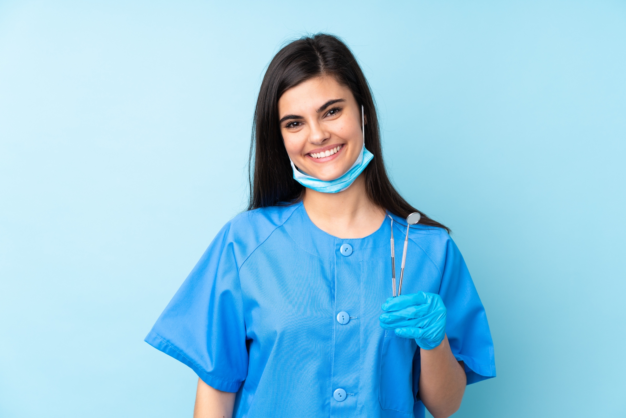 Joven profesional con herramientas dentales