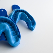 Impresiones dentales azules de dientes y encías