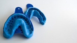 Impresiones dentales azules de dientes y encías