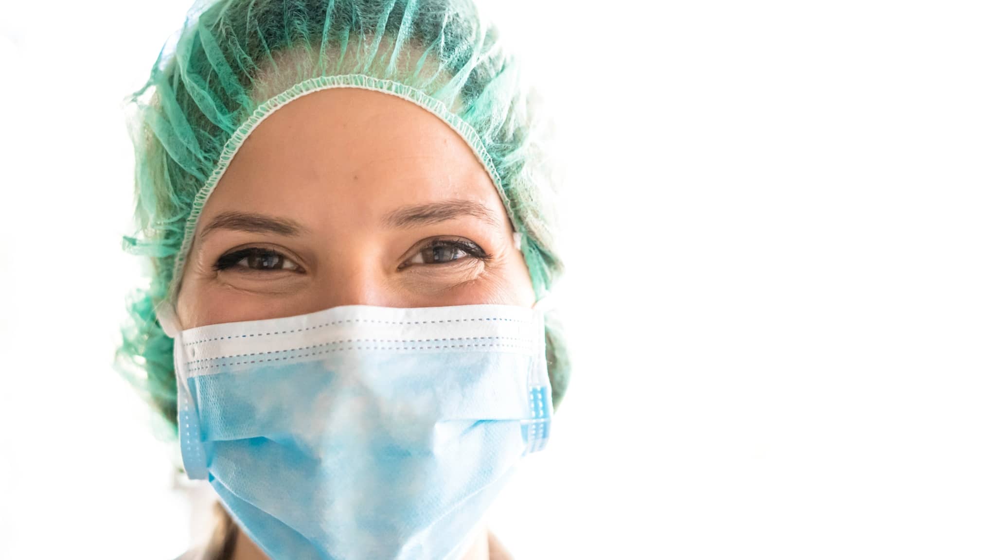 Primer plano de un profesional médico enmascarado