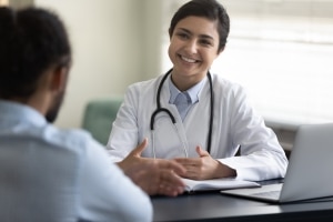 Consulta profesional médica con un paciente.