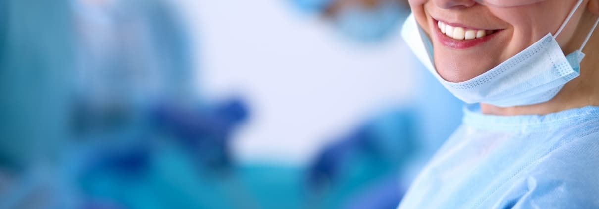 Profesional médico en un quirófano