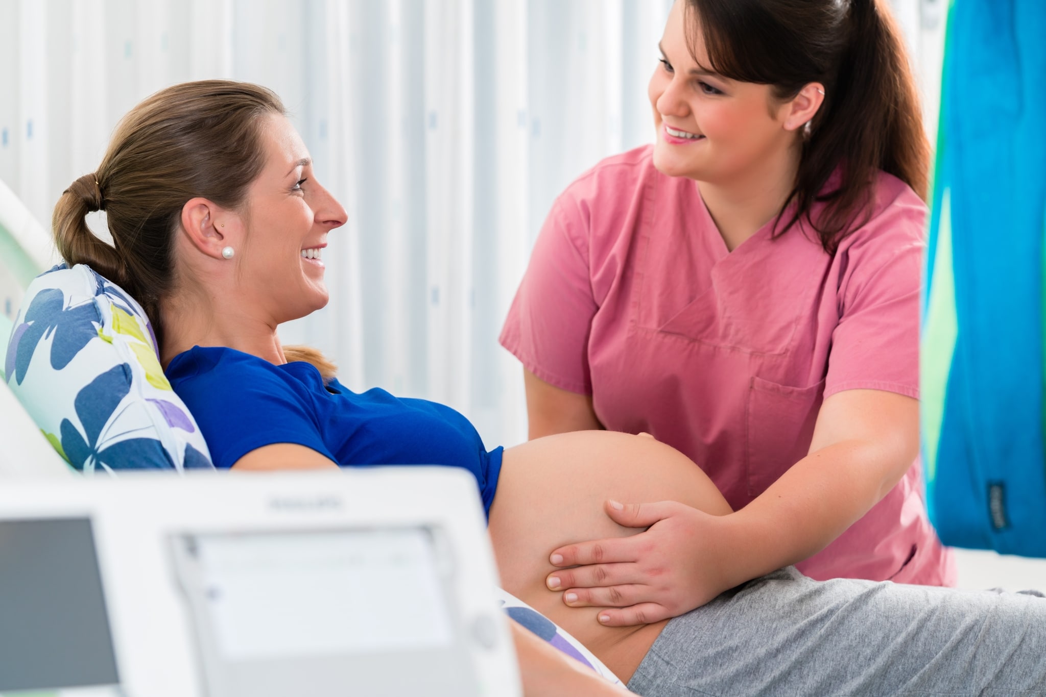 Mujer embarazada en una sala de partos