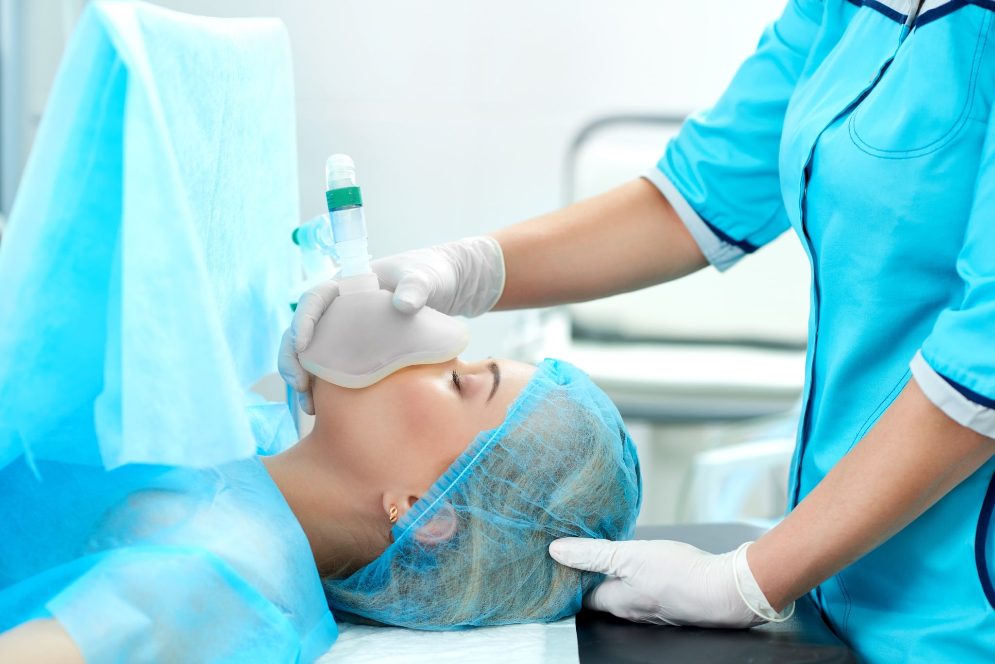 Enfermera sosteniendo una máscara de oxígeno sobre un paciente