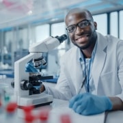 Científico médico moderno en el laboratorio de investigación