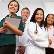 Grupo multiétnico de profesionales de la salud