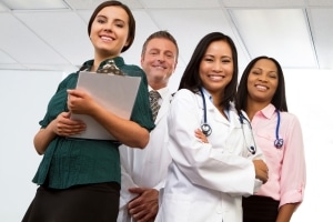 Grupo multiétnico de profesionales de la salud
