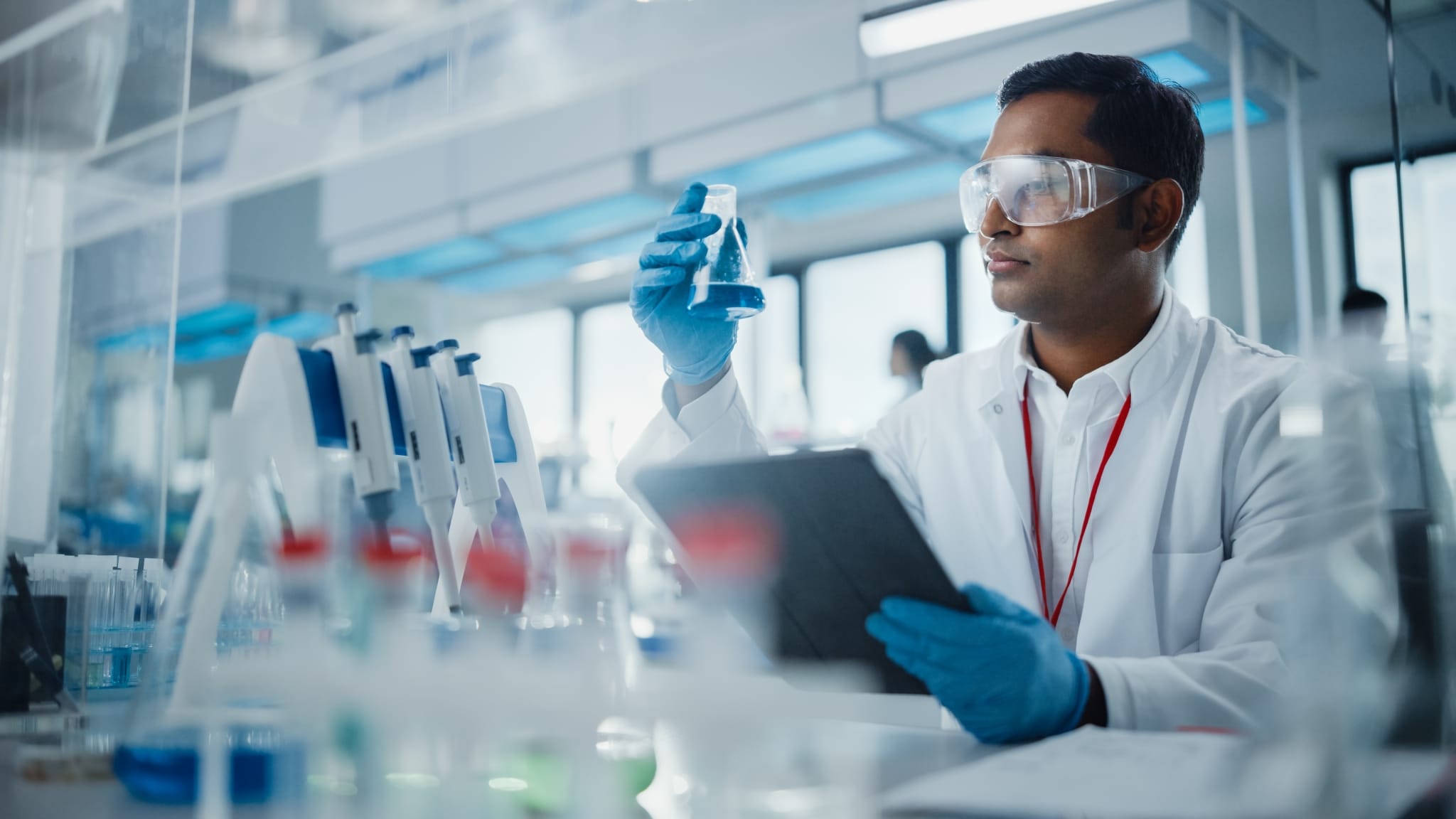 Investigador médico en un laboratorio.