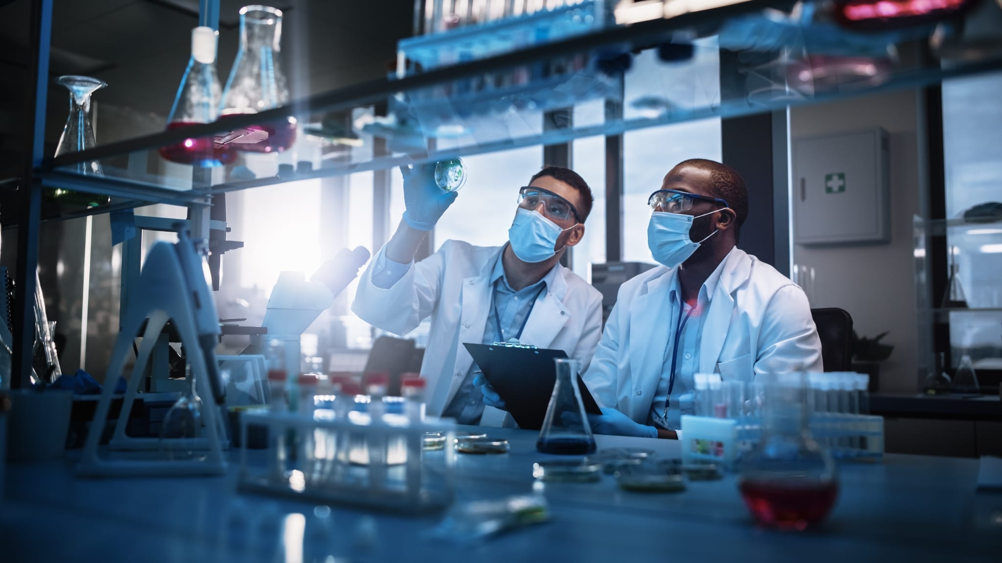 Técnicos de laboratorio médico que estudian muestras