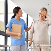 Profesional médico femenino con anciana