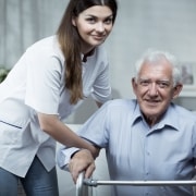 Mujer cuidadora con anciano