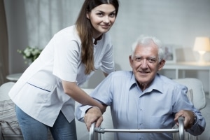 Mujer cuidadora con anciano