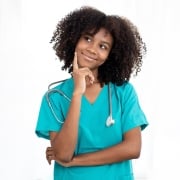 Enfermera afroamericana en pose contemplativa