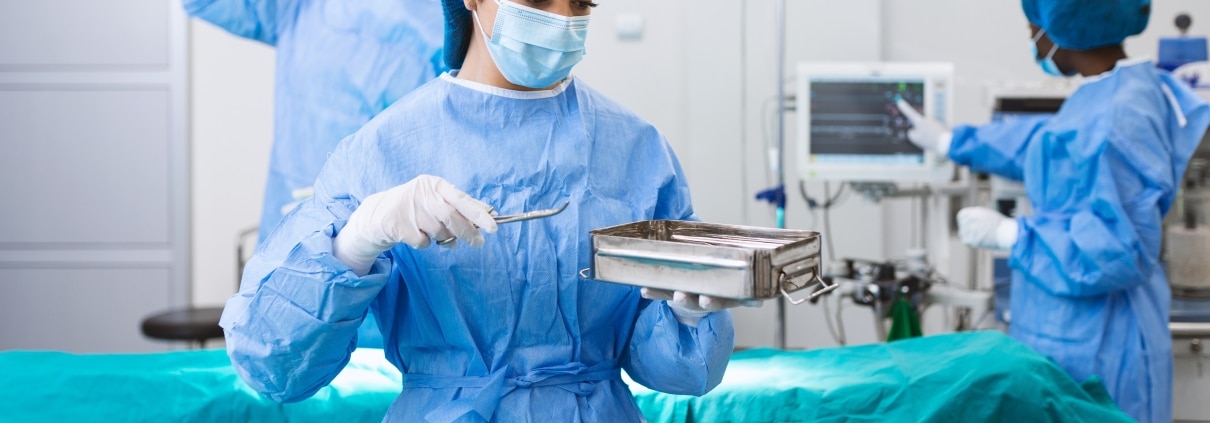 Enfermera sosteniendo equipo en el quirófano